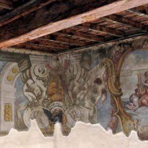 Piano nobile - vista dell'affresco parietale restaurato e del soffitto a cassettoni.
